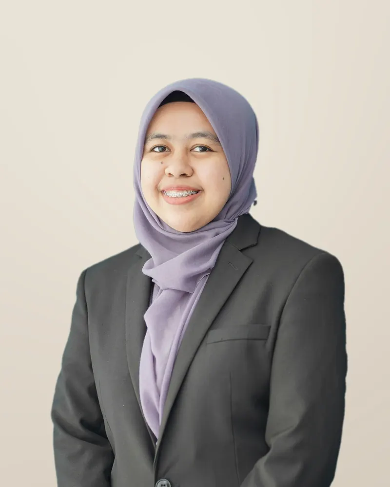 Aisyah Kamal, pengasas Dar Properties, berpakaian sut gelap dan tudung ungu muda