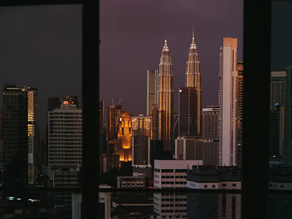 Menara Berkembar Petronas waktu senja dari tingkap ruang tamu
